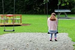 Frau sitzt auf einer Schaukel