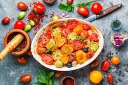 Farbige und gebratene Tomaten Farbige und gebratene Tomaten