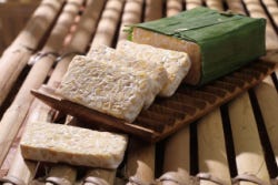 Tempeh: hergestellt aus fermentierten Sojabohnen Tempeh: hergestellt aus fermentierten Sojabohnen