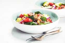 Schüssel mit frischem Gemüse und Nüssen Schüssel mit frischem Gemüse und Nüssen