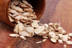 Scheiben getrockneter Astragaluswurzel Scheiben getrockneter Astragaluswurzel