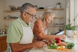 Genießen Sie das gemeinsame Kochen mit frischen Zutaten Genießen Sie das gemeinsame Kochen mit frischen Zutaten