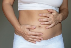 Frau mit Bl&auml;hungen im Darm