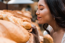 Vrouw ruikt aan lekker vers brood