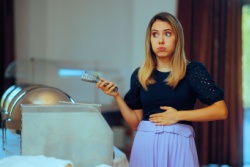 Frau mit knurrendem Magen