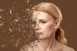 Frau zerf&auml;llt in St&uuml;cke