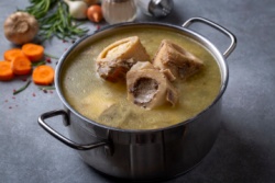 H&uuml;hnerbr&uuml;he mit Knochen