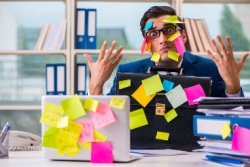 Gestresster Mann mit Haftnotizen bedeckt