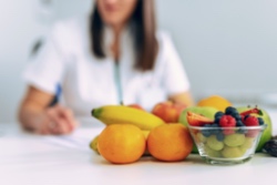 Frau betrachtet Obstschale