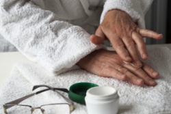 Auf trockene Haut auftragen Auf trockene Haut auftragen