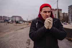 Ein Mann bei kaltem Wetter