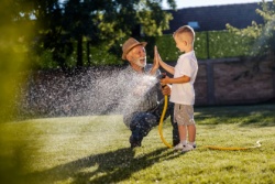 Mann gibt seinem Enkel ein High Five