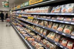 Supermarktregal mit Fleischersatzprodukten