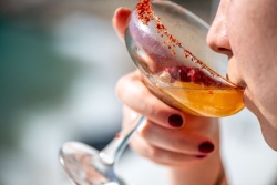 Die Frau nimmt einen Schluck von ihrem Cocktail.