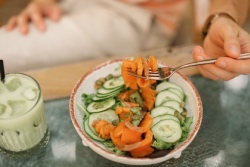 Salat mit Gurke und Karotte