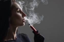 Dampfende Frau Dampfende Frau