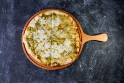 Getrockneter Oregano auf Pizza