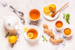 Gr&uuml;ner Tee mit Kurkuma