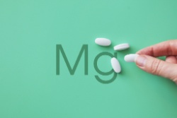 Abbildung mit den Buchstaben Mg für Magnesium und einigen Tabletten Abbildung mit den Buchstaben Mg für Magnesium und einigen Tabletten