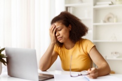 Müde Frau hinter dem Computer Müde Frau hinter dem Computer