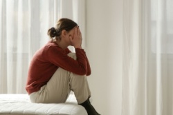 Verzweifelte Frau im Bett Verzweifelte Frau im Bett