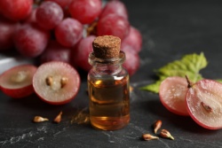 Traubenkernextrakt in der Flasche und lose Trauben Traubenkernextrakt in der Flasche und lose Trauben