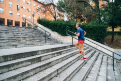 Mann rennt die Treppe hinauf Mann rennt die Treppe hinauf