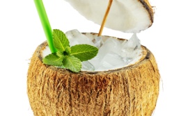 Kokosnuss mit Kokoswasser und Minze Kokosnuss mit Kokoswasser und Minze