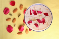 Joghurt mit Rosenblättern Joghurt mit Rosenblättern