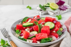 Salat mit Wassermelone und Gurke Salat mit Wassermelone und Gurke