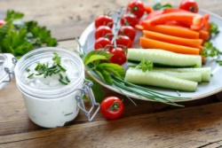 Dressing aus rohen Gurken, Karotten, Tomaten und Joghurt. Dressing aus rohen Gurken, Karotten, Tomaten und Joghurt.