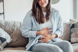 Frau mit einem "grummelnden" Magen