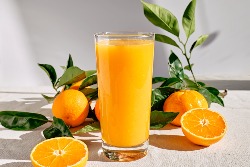 Orangen und frischer Orangensaft
