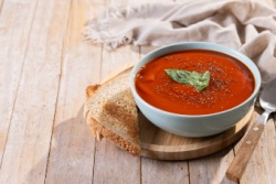 Suppenschüssel mit Suppe Suppenschüssel mit Suppe