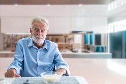 Älterer Mann, der keinen Appetit hat Älterer Mann, der keinen Appetit hat