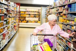 Frau entscheidet sich f&uuml;r eine einseitige Di&auml;t