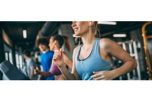 Sportlerinnen im Fitnessstudio