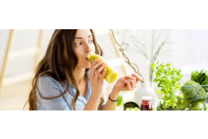 Frau trinkt grünen Smoothie