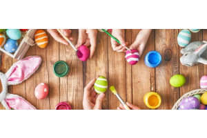 Gemütlicher Tisch, an dem Ostereier bemalt werden