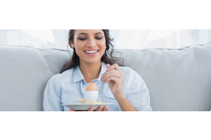 Frau isst ein gekochtes Ei