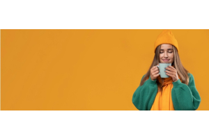 Frau mit einer wärmenden Tasse Tee