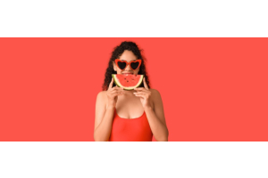Eine Frau genießt ein erfrischendes Stück Wassermelone.