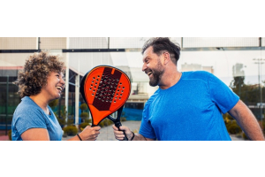 Menschen über 50 spielen voller Energie Padel.