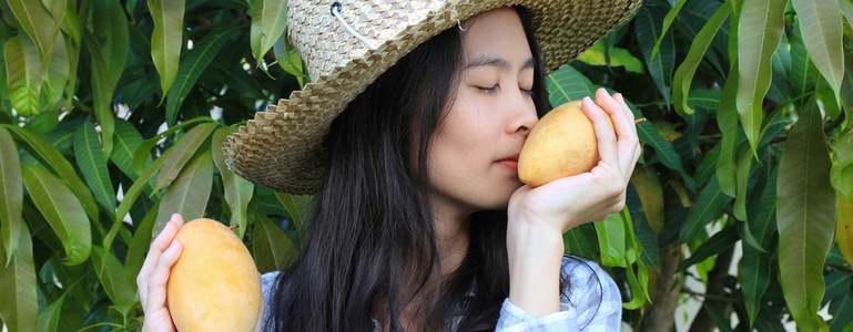 Frau mit Mangos