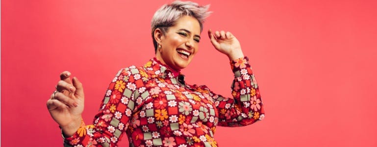 Aufstrebende, glückliche Frau