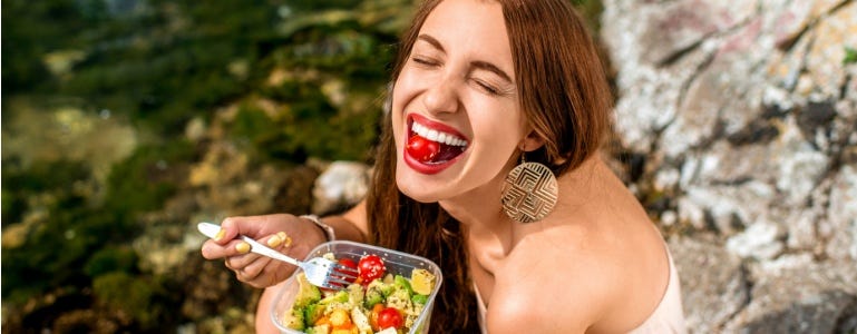 Glückliche Frau genießt Salat