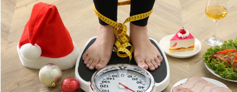  Frau steht nach den Feiertagen auf der Waage