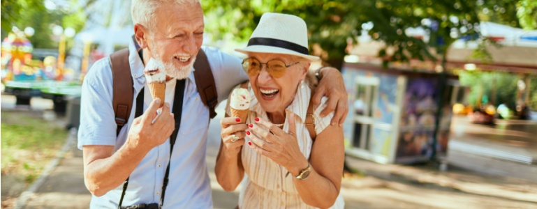 Lächelnde Senioren genießen ein Eis