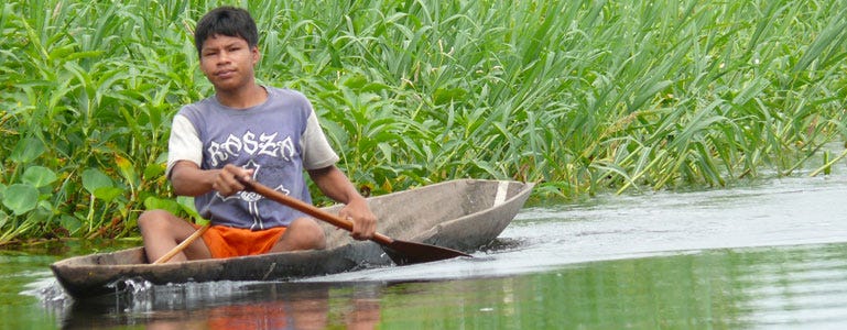 Peruanischer Fischer im Boot