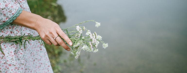 Frau mit Schafgarbenzweig in der Hand